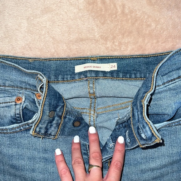 Levi’s Wedgie Skinny Jeans light distress W24 - Picture 2 of 5